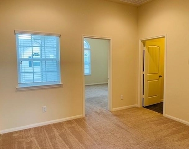 2319 Bermuda Palms Drive - Photo Thumbnail 4