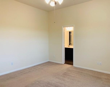 2319 Bermuda Palms Drive - Photo Thumbnail 7