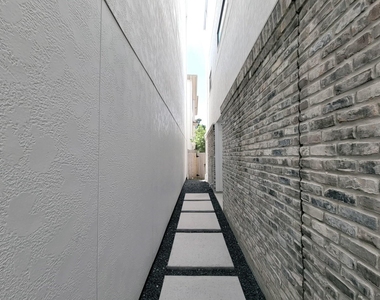 5709 Larkin Street - Photo Thumbnail 4