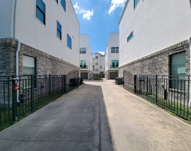 5709 Larkin Street - Photo Thumbnail 3