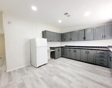 305 Paddock - Photo Thumbnail 7