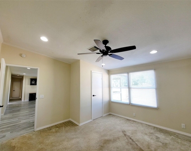 305 Paddock - Photo Thumbnail 15