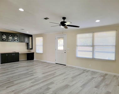 305 Paddock - Photo Thumbnail 5