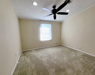 305 Paddock - Photo Thumbnail 19