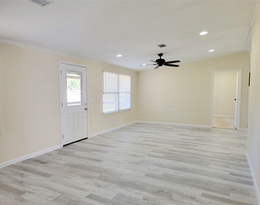305 Paddock - Photo Thumbnail 6