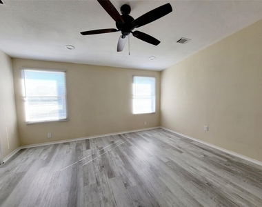 305 Paddock - Photo Thumbnail 10