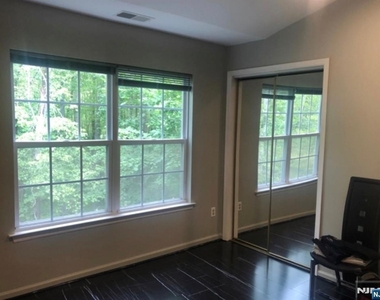 511 Chatfield - Photo Thumbnail 11