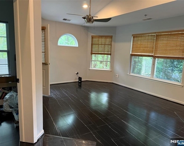 511 Chatfield - Photo Thumbnail 7