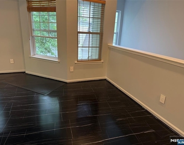 511 Chatfield - Photo Thumbnail 10