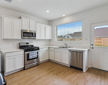 2107 Fisher Bend Drive - Photo Thumbnail 7