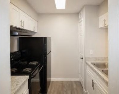 8345 Park Place Boulevard - Photo Thumbnail 8