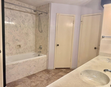 10422 Eagle Glen Drive - Photo Thumbnail 19