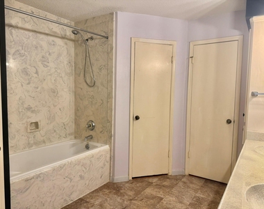 10422 Eagle Glen Drive - Photo Thumbnail 18