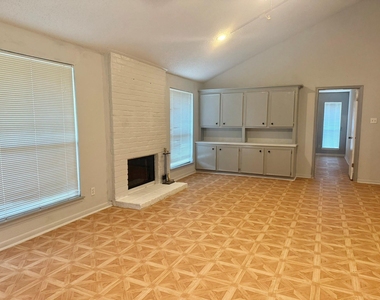10422 Eagle Glen Drive - Photo Thumbnail 9