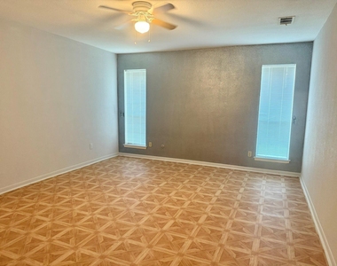 10422 Eagle Glen Drive - Photo Thumbnail 11