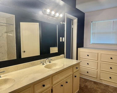 10422 Eagle Glen Drive - Photo Thumbnail 16