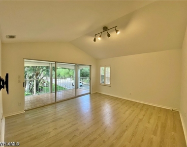 1096 Woodshire Lane - Photo Thumbnail 7