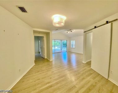 1096 Woodshire Lane - Photo Thumbnail 6