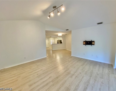 1096 Woodshire Lane - Photo Thumbnail 8