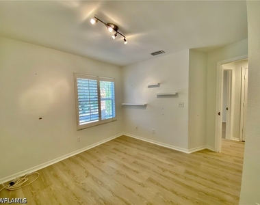 1096 Woodshire Lane - Photo Thumbnail 13