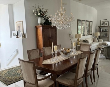 562 Laguna Royale Boulevard - Photo Thumbnail 6