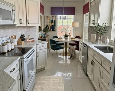 562 Laguna Royale Boulevard - Photo Thumbnail 7