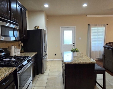 10111 Bitternut Hickory Lane - Photo Thumbnail 7