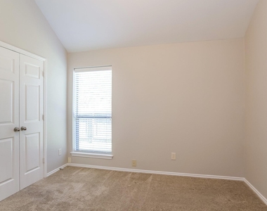 2703 Facet Creek Drive - Photo Thumbnail 10