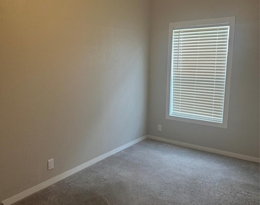 21509 W Hammond Drive - Photo Thumbnail 8