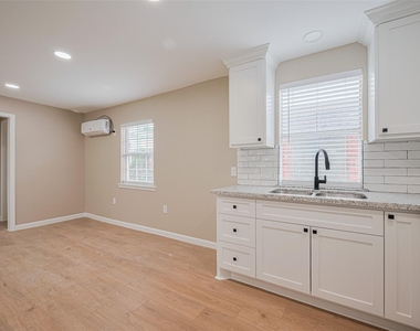 2516 Craigmont Street - Photo Thumbnail 5