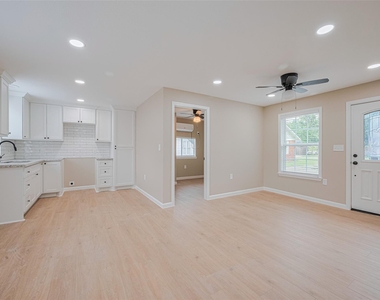2516 Craigmont Street - Photo Thumbnail 4