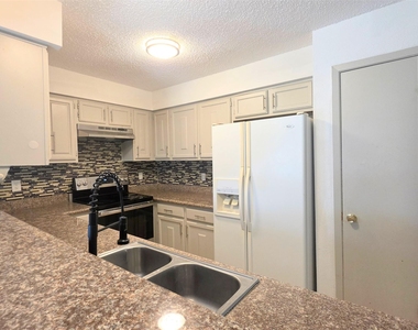 10526 Chapel Hill Drive - Photo Thumbnail 5
