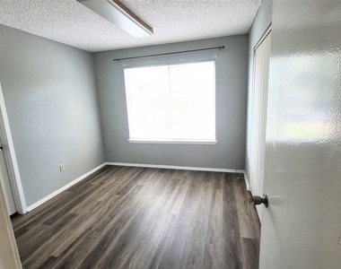 10526 Chapel Hill Drive - Photo Thumbnail 16