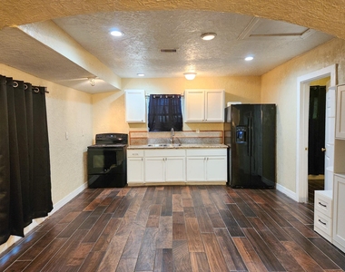 2222 Hogg Street - Photo Thumbnail 8