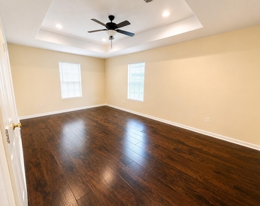 713 E 32nd Street - Photo Thumbnail 6