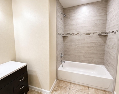 713 E 32nd Street - Photo Thumbnail 8