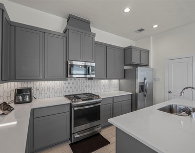 21130 Medina River Drive - Photo Thumbnail 10