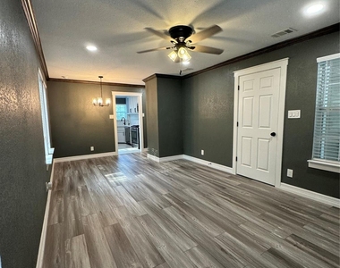 1906 Banks Street - Photo Thumbnail 8
