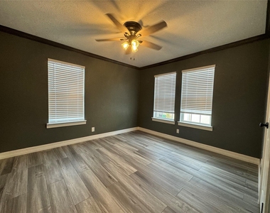 1906 Banks Street - Photo Thumbnail 3