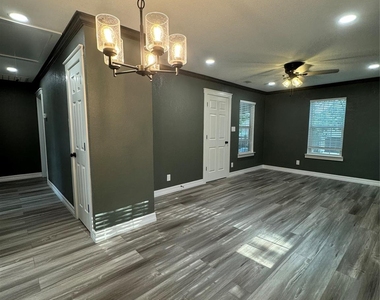 1906 Banks Street - Photo Thumbnail 5