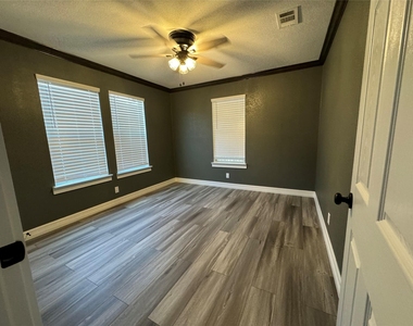 1906 Banks Street - Photo Thumbnail 6