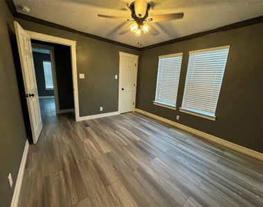 1906 Banks Street - Photo Thumbnail 2
