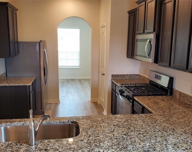 413 Bracken Hill Drive - Photo Thumbnail 3
