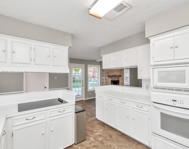 12526 Hazelwood Lane - Photo Thumbnail 7
