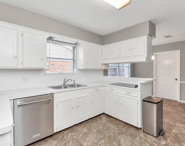 12526 Hazelwood Lane - Photo Thumbnail 11