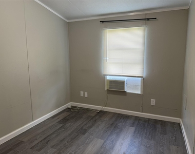 599 S Cochran Street - Photo Thumbnail 4