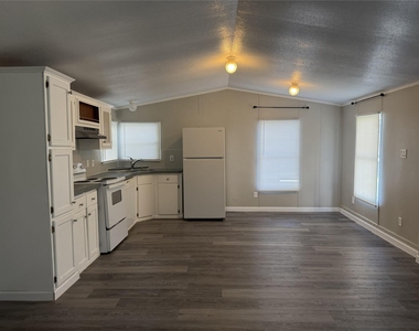 599 S Cochran Street - Photo Thumbnail 3