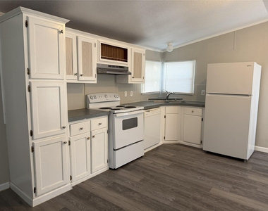 599 S Cochran Street - Photo Thumbnail 2