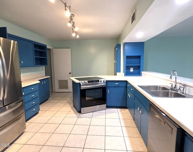 103 La Costa Street - Photo Thumbnail 6
