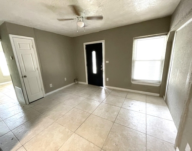 415 S Robbins Avenue - Photo Thumbnail 1